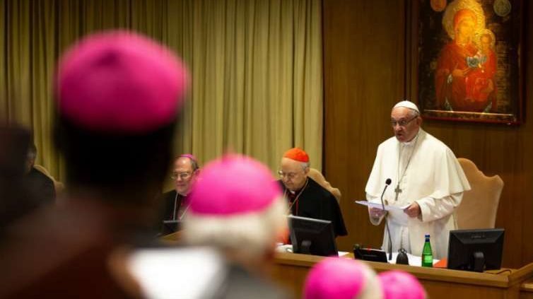 Pope Francis leads a prayer at the start of the 2018 youth synod. (CNA file photo)