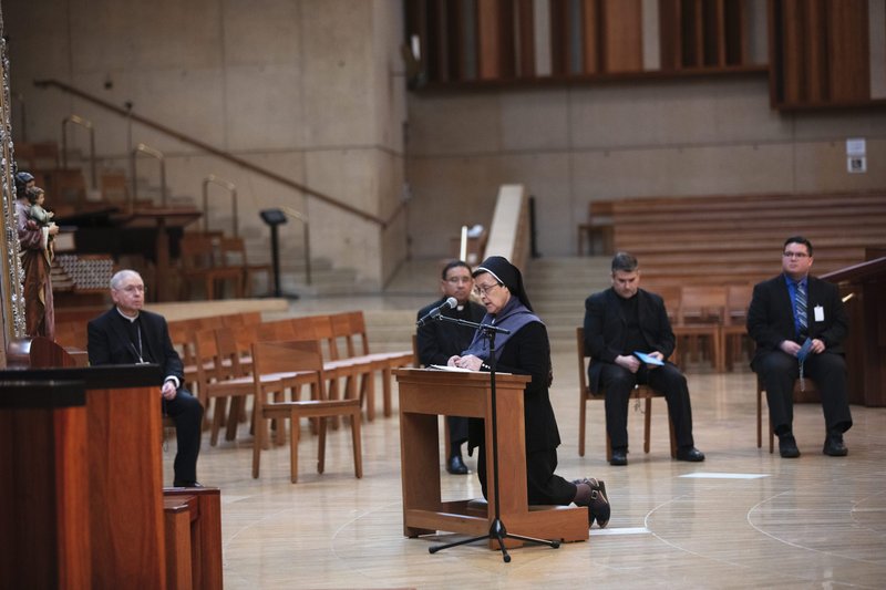 Sister Maria Carlos leads a decade of the Luminous mysteries of the rosary. (Victor Alemán) 