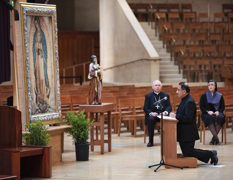 Fr. David Gallardo leads a decade of the rosary. (Victor Alemán) 