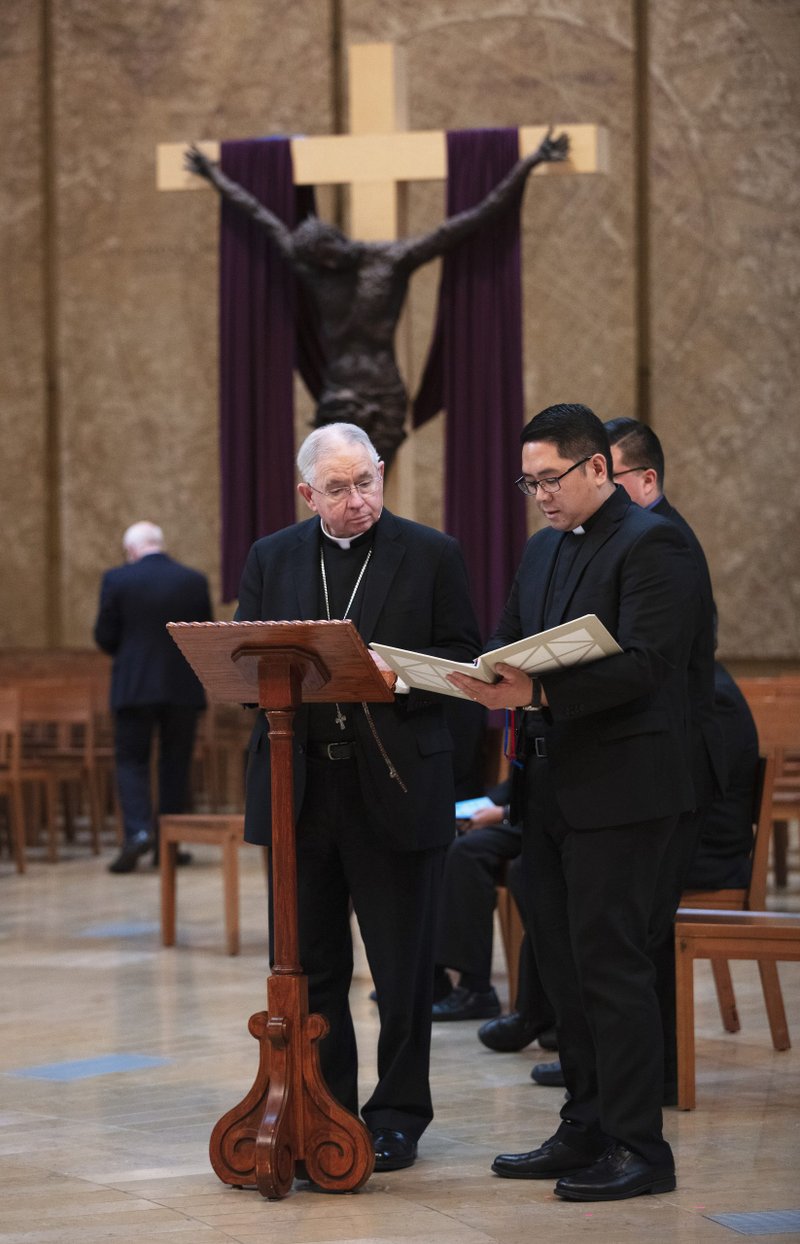 ARCHBISHOP GOMEZ PRAYING ROSARY WITH POPE 20 18 0 N8 A4130 scaled