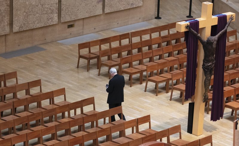 ARCHBISHOP GOMEZ PRAYING ROSARY WITH POPE 27 0 N8 A4369 scaled