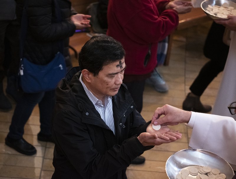 A man receives communion at the Cathedral of Our Lady of the Angels on Ash Wednesday 2019. (Victor Alemán)