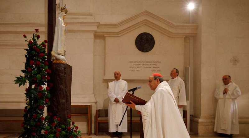 Cardinal Antonio Marto makes the consecration prayer before the Virgin of Fatima in Portugal. (Shrine of Our Lady of Fatima via CNA)