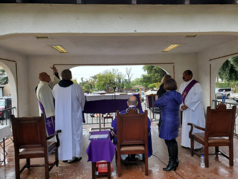 Parishioners at St. Elizabeth of Hungary in Altadena celebrated their last Mass, at least for the next few weeks, from their cars. At a "drive-in Mass" in the parish parking lot March 15, the church’s priest and deacons offered the Mass from an outdoor altar. (Photos courtesy St. Elizabeth of Hungary)