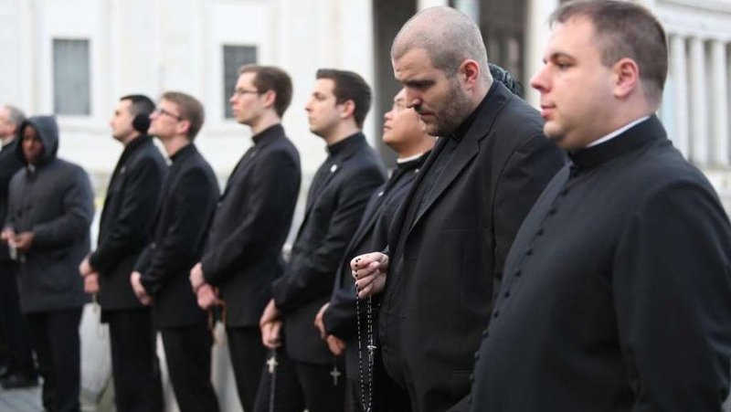 Seminarians from the North American College in Rome, Italy pray the rosary in St. Peter's Square March 13, 2016. (CNA file photo)