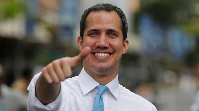 Venezuelan opposition leader Juan Guaido gives a thumb up as he arrives at the outdoor session of the National Assembly March 10. (Leonardo Fernandez Viloria/Getty Images via CNA)