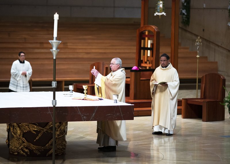 EASTER SUNDAY MASS ARCHBISHOP 20 1 VL5 A6564 124