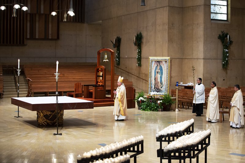 EASTER SUNDAY MASS ARCHBISHOP 20 16 VL5 A6605 124