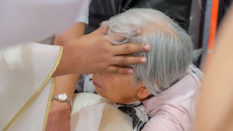 A priest performs the sacrament of anointing of the sick. (Kristina Ismulyani/Shutterstock via CNA)