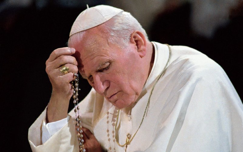 Pope John Paul II prays the rosary in Belgium, circa 1995. (© L'Osservatore Romano)
