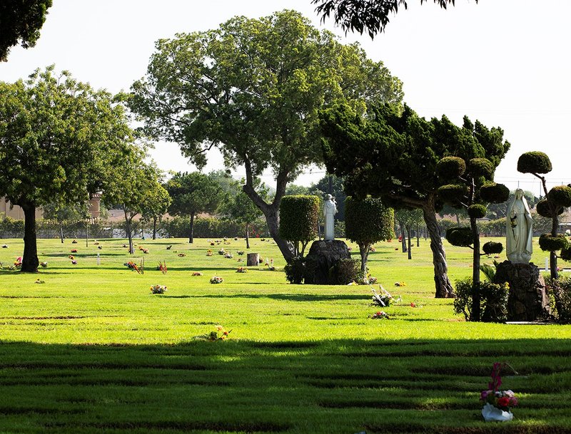 A section of All Souls Cemetery in Long Beach. (Victor Alemán)