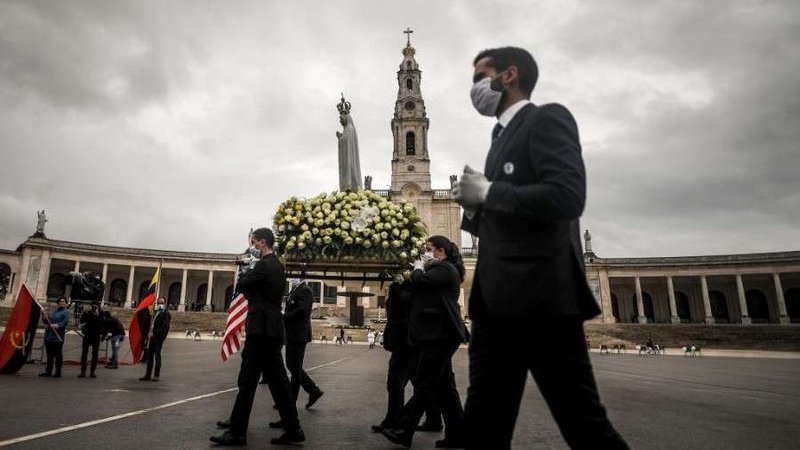 People wearing face masks carry the statue of Our Lady of Fatima at the shrine in Portugal May 13, 2020. (AFP/Getty Images via CNA)
