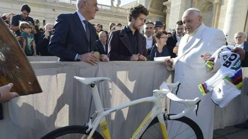 Peter Sagan gives Pope Francis a custom racing bike in Vatican colors, Jan. 24, 2018. (Vatican Media via CNA)