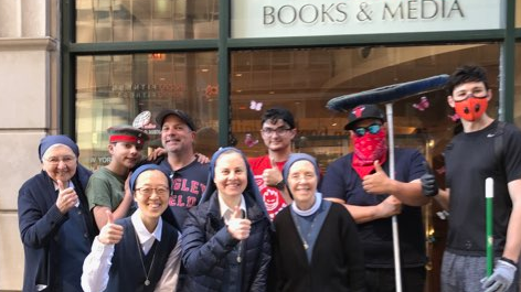 Sister and volunteers outside the Pauline bookstore in Chicago. (Sr. Tracey Matthia Dugas via CNA)