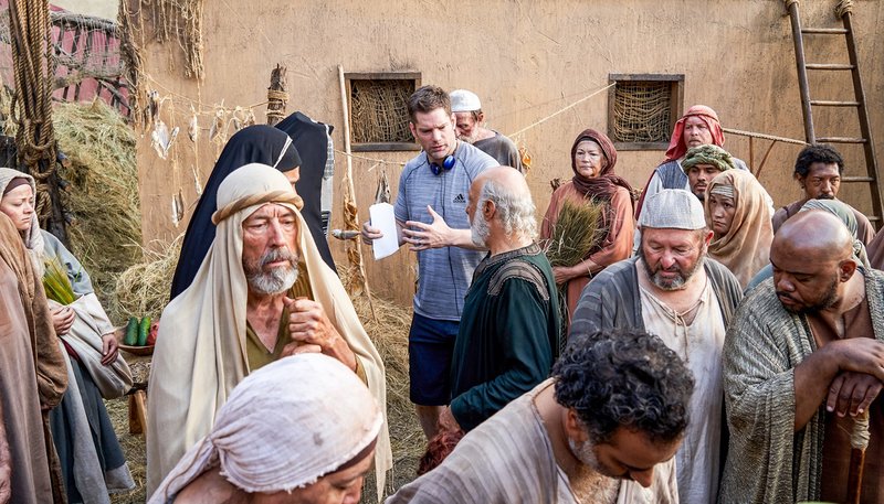 Director Dallas Jenkins prepares Nicodemus and the crowd that has gathered outside a home in Capernaum to hear Jesus teach in an episode of "The Chosen." (IMAGE VIA FACEBOOK/@INSIDETHECHOSEN)