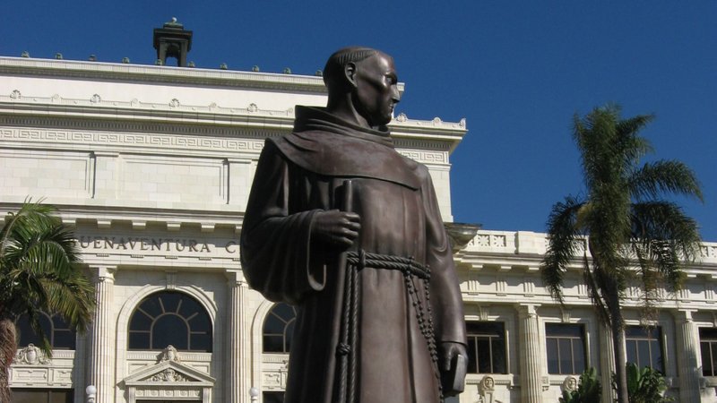 The bronze statue of St. Junipero Serra in front of Ventura's City Hall. (Credit Ken Lund/Flickr/ CC BY-SA 2.0)