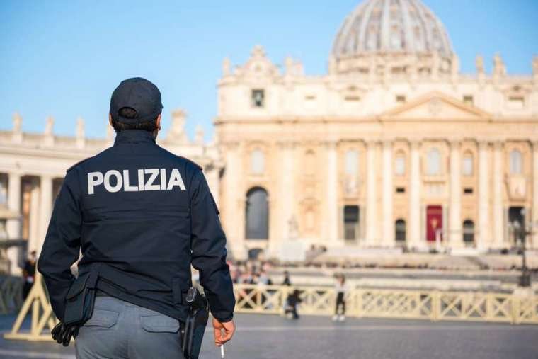Police officer on duty at St Peter's square in Vatican City. (Maciej Matlak/Shutterstock)