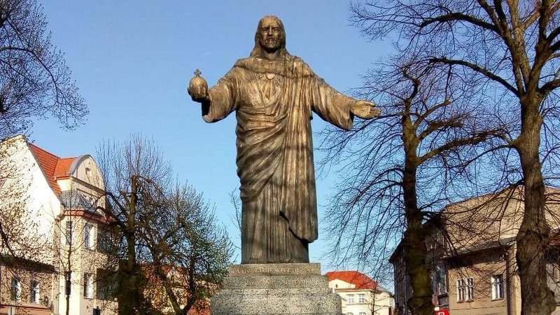 A statue of the Sacred Heart of Jesus in Grodzisk Wielkopolski, Poland. (Bialo-zielony/Wikimedia Commons, CC BY-SA 3.0 via CNA)