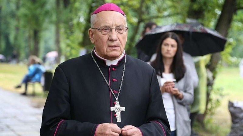 Archbishop Tadeusz Kondrusiewicz prays outside of the Akrestsin Street pre-trial detention center in Minsk, Belarus, Aug. 19. (Catholic.by via CNA)