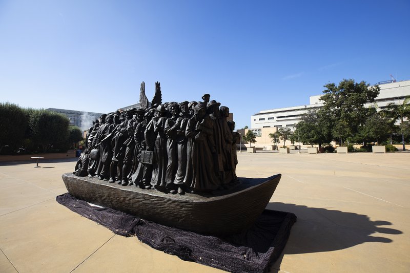 ANGELS UNAWARE SCULPTURE WORLDS MIGRANTS REFUGEES 2020 11 0 N8 A0215 124