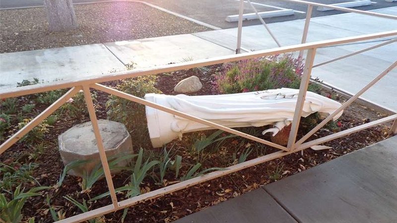 A toppled statue of the Virgin Mary outside St. Germaine Catholic Church in Prescott Valley, Ariz., Oct. 20, 2020. (Prescott Valley PD via CNA)