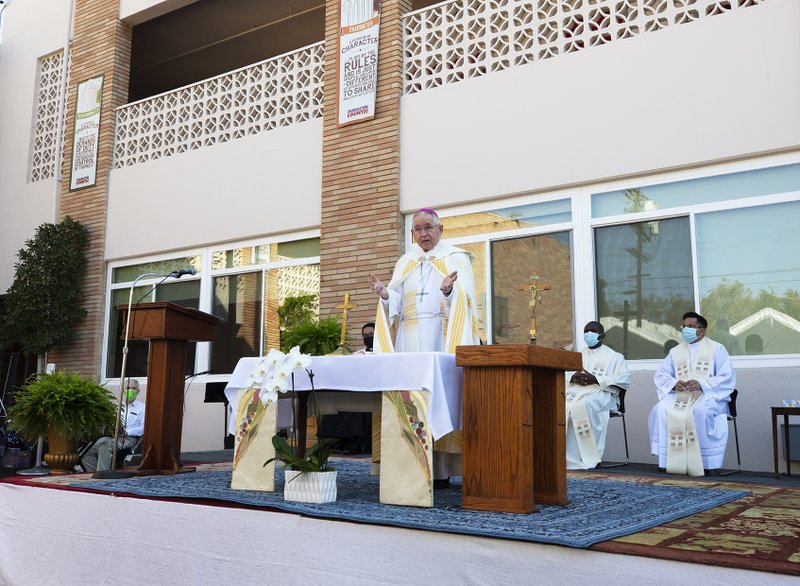 Christ the King Elementary School hosted a blessing ceremony to celebrate the renovation of the school, led by Archbishop José H. Gomez on Friday, October 2. A complete upgrade was possible thanks to the generosity of Shea Family Charities. The renovation included remodeled classrooms for students in grades K-8, cabinets, windows, and central air condition units following the CDPH guidelines for schools. The remodeling also included full renovation of the school’s offices, and the conversion of three new spaces: Academic Resources Room, Faculty Room and a new STEM Lab. (Victor Alemán)