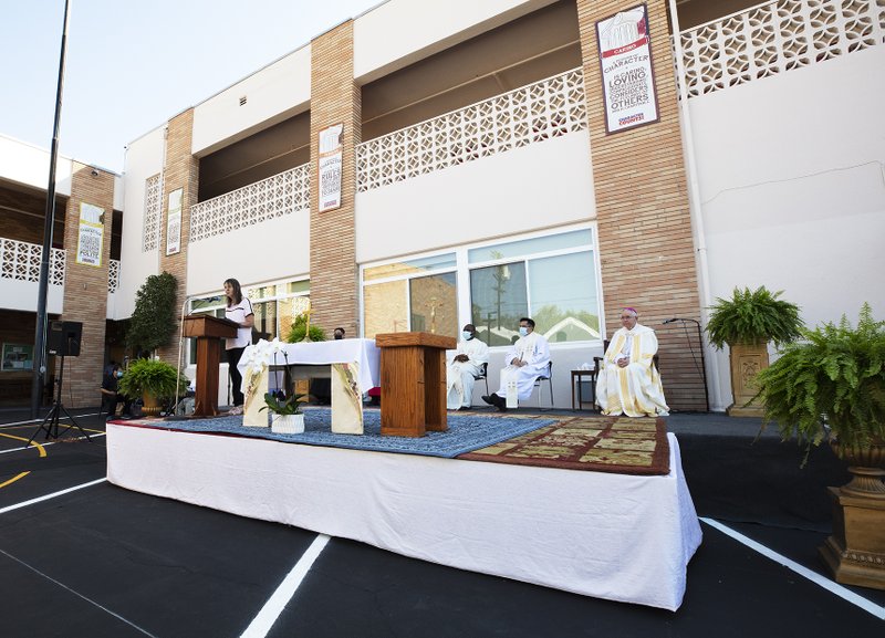 Christ the King Elementary School hosted a blessing ceremony to celebrate the renovation of the school, led by Archbishop José H. Gomez on Friday, October 2. A complete upgrade was possible thanks to the generosity of Shea Family Charities. The renovation included remodeled classrooms for students in grades K-8, cabinets, windows, and central air condition units following the CDPH guidelines for schools. The remodeling also included full renovation of the school’s offices, and the conversion of three new spaces: Academic Resources Room, Faculty Room and a new STEM Lab. (Victor Alemán)