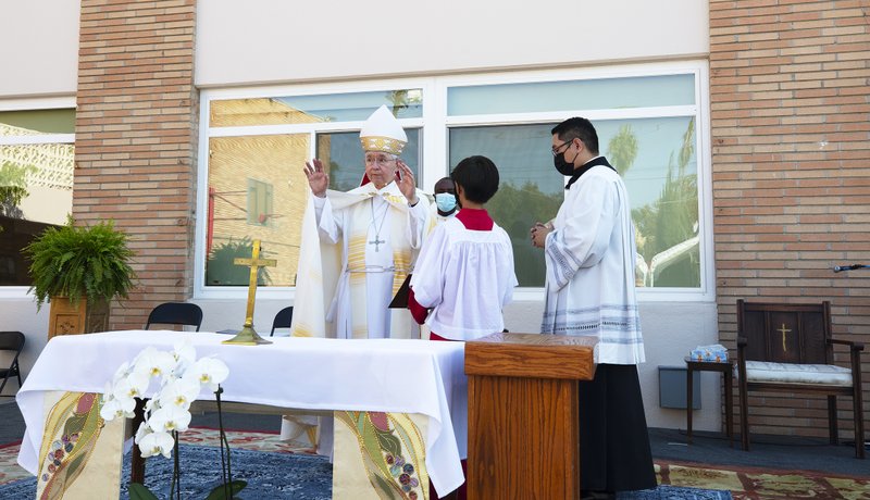 Christ the King Elementary School hosted a blessing ceremony to celebrate the renovation of the school, led by Archbishop José H. Gomez on Friday, October 2. A complete upgrade was possible thanks to the generosity of Shea Family Charities. The renovation included remodeled classrooms for students in grades K-8, cabinets, windows, and central air condition units following the CDPH guidelines for schools. The remodeling also included full renovation of the school’s offices, and the conversion of three new spaces: Academic Resources Room, Faculty Room and a new STEM Lab. (Victor Alemán)
