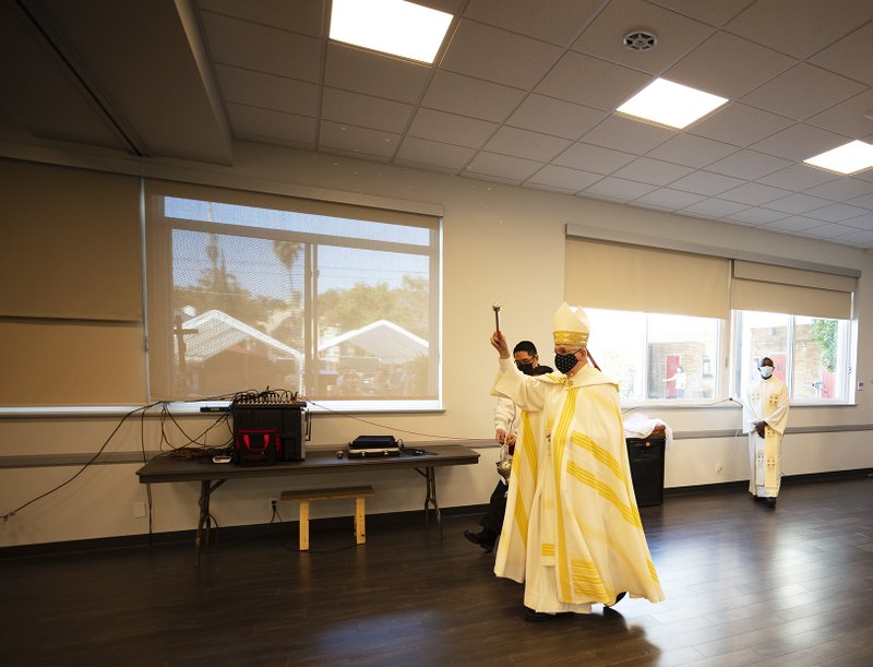 Christ the King Elementary School hosted a blessing ceremony to celebrate the renovation of the school, led by Archbishop José H. Gomez on Friday, October 2. A complete upgrade was possible thanks to the generosity of Shea Family Charities. The renovation included remodeled classrooms for students in grades K-8, cabinets, windows, and central air condition units following the CDPH guidelines for schools. The remodeling also included full renovation of the school’s offices, and the conversion of three new spaces: Academic Resources Room, Faculty Room and a new STEM Lab. (Victor Alemán)