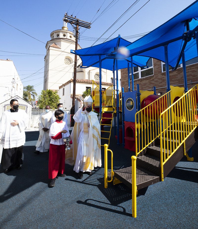 Christ the King Elementary School hosted a blessing ceremony to celebrate the renovation of the school, led by Archbishop José H. Gomez on Friday, October 2. A complete upgrade was possible thanks to the generosity of Shea Family Charities. The renovation included remodeled classrooms for students in grades K-8, cabinets, windows, and central air condition units following the CDPH guidelines for schools. The remodeling also included full renovation of the school’s offices, and the conversion of three new spaces: Academic Resources Room, Faculty Room and a new STEM Lab. (Victor Alemán)