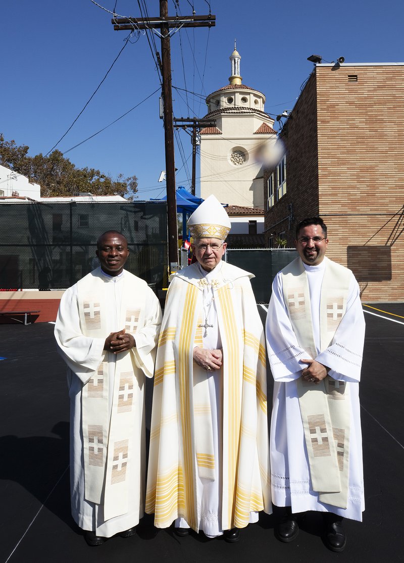 Christ the King Elementary School hosted a blessing ceremony to celebrate the renovation of the school, led by Archbishop José H. Gomez on Friday, October 2. A complete upgrade was possible thanks to the generosity of Shea Family Charities. The renovation included remodeled classrooms for students in grades K-8, cabinets, windows, and central air condition units following the CDPH guidelines for schools. The remodeling also included full renovation of the school’s offices, and the conversion of three new spaces: Academic Resources Room, Faculty Room and a new STEM Lab. (Victor Alemán)