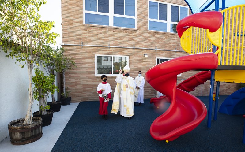 Christ the King Elementary School hosted a blessing ceremony to celebrate the renovation of the school, led by Archbishop José H. Gomez on Friday, October 2. A complete upgrade was possible thanks to the generosity of Shea Family Charities. The renovation included remodeled classrooms for students in grades K-8, cabinets, windows, and central air condition units following the CDPH guidelines for schools. The remodeling also included full renovation of the school’s offices, and the conversion of three new spaces: Academic Resources Room, Faculty Room and a new STEM Lab. (Victor Alemán)