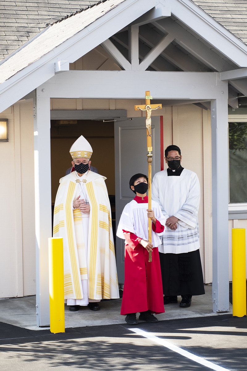 Christ the King Elementary School hosted a blessing ceremony to celebrate the renovation of the school, led by Archbishop José H. Gomez on Friday, October 2. A complete upgrade was possible thanks to the generosity of Shea Family Charities. The renovation included remodeled classrooms for students in grades K-8, cabinets, windows, and central air condition units following the CDPH guidelines for schools. The remodeling also included full renovation of the school’s offices, and the conversion of three new spaces: Academic Resources Room, Faculty Room and a new STEM Lab. (Victor Alemán)
