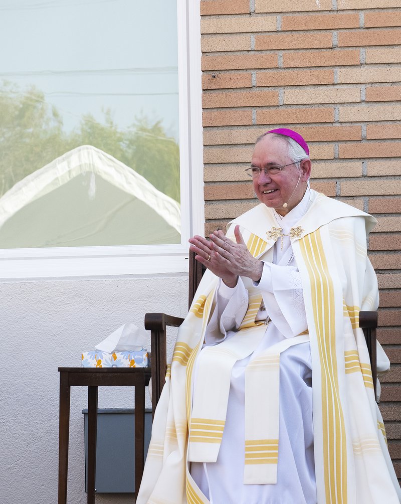 Christ the King Elementary School hosted a blessing ceremony to celebrate the renovation of the school, led by Archbishop José H. Gomez on Friday, October 2. A complete upgrade was possible thanks to the generosity of Shea Family Charities. The renovation included remodeled classrooms for students in grades K-8, cabinets, windows, and central air condition units following the CDPH guidelines for schools. The remodeling also included full renovation of the school’s offices, and the conversion of three new spaces: Academic Resources Room, Faculty Room and a new STEM Lab. (Victor Alemán)