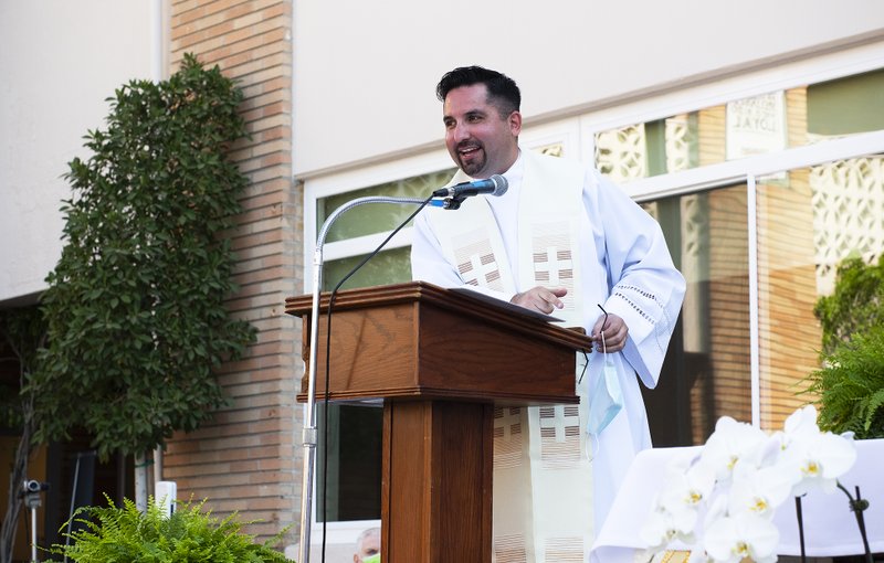 Christ the King Elementary School hosted a blessing ceremony to celebrate the renovation of the school, led by Archbishop José H. Gomez on Friday, October 2. A complete upgrade was possible thanks to the generosity of Shea Family Charities. The renovation included remodeled classrooms for students in grades K-8, cabinets, windows, and central air condition units following the CDPH guidelines for schools. The remodeling also included full renovation of the school’s offices, and the conversion of three new spaces: Academic Resources Room, Faculty Room and a new STEM Lab. (Victor Alemán)