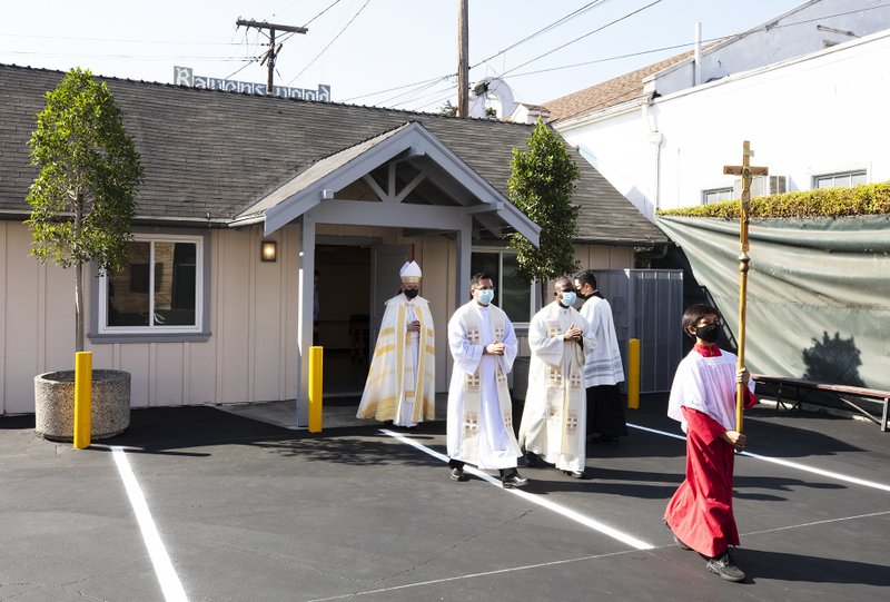 Christ the King Elementary School hosted a blessing ceremony to celebrate the renovation of the school, led by Archbishop José H. Gomez on Friday, October 2. A complete upgrade was possible thanks to the generosity of Shea Family Charities. The renovation included remodeled classrooms for students in grades K-8, cabinets, windows, and central air condition units following the CDPH guidelines for schools. The remodeling also included full renovation of the school’s offices, and the conversion of three new spaces: Academic Resources Room, Faculty Room and a new STEM Lab. (Victor Alemán)