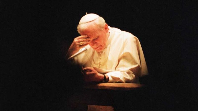 Pope John Paul II at prayer in 1991. (L'Osservatore Romano via CNA)