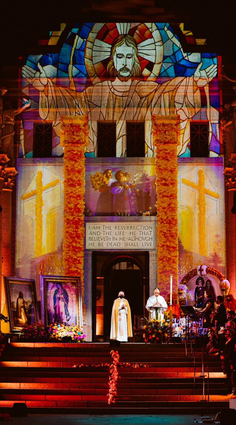 The Catholic Cemeteries & Mortuaries and the Archdiocese’s Office of Religious Education celebrated a Virtual Día de los Muertos Prayer Vigil led by Archbishop José H. Gomez on Sunday, November 1 in the outdoor courtyard of the Mausoleum of Calvary Cemetery and Mortuary in East L.A. (Colton Machado/ADLA)