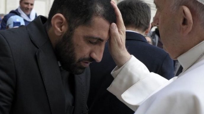Father Naim Shoshandy with Pope Francis in 2019. (Twitter/Father Shoshandy via Crux)