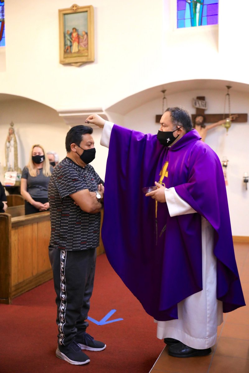 Fr. Domingos Machado, O.A.R., distributes ashes at Cristo Rey Church in Atwater Village Feb. 17. (David Amador Rivera)