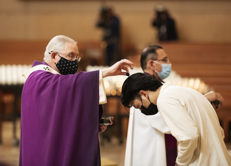 Archbishop Gomez distributes ashes at the Feb. 17 Mass at the Cathedral. (Victor Alemán)
