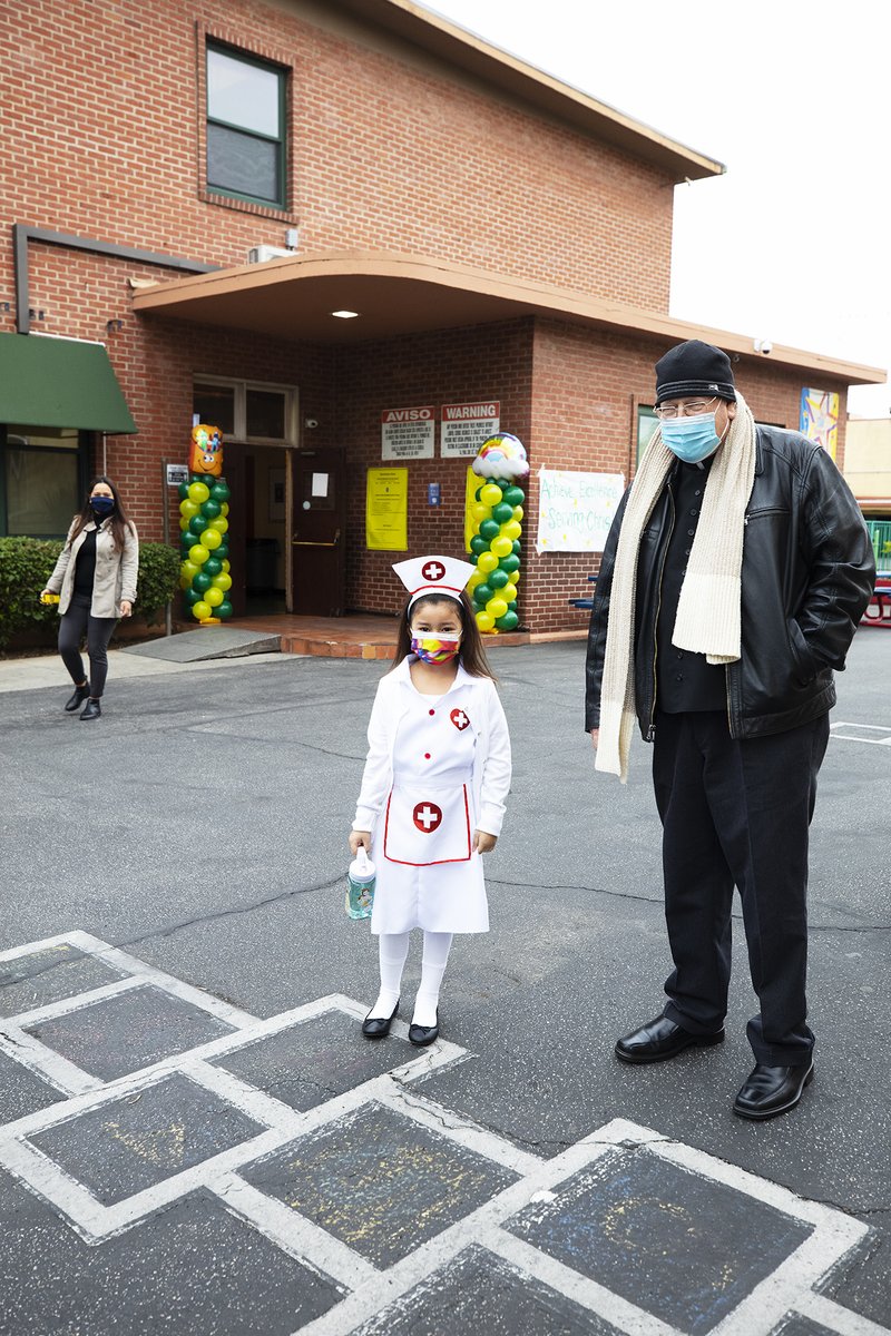 Resurrection Church pastor Msgr. John Moretta welcomed students to school on Feb. 1, the first day of Catholic Schools Week. (Victor Alemán)