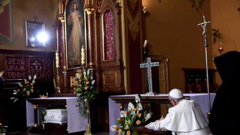 Pope Francis prays before the Divine Mercy image in Łagiewniki, Poland, July 30, 2016. (Mazur/episkopat.pl via CNA)