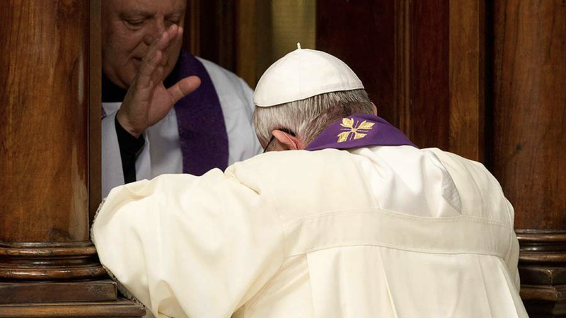 Pope Francis goes to confession during a penitential service at St. Peter's Basilica on March 28, 2014. (Vatican Media via CNA)