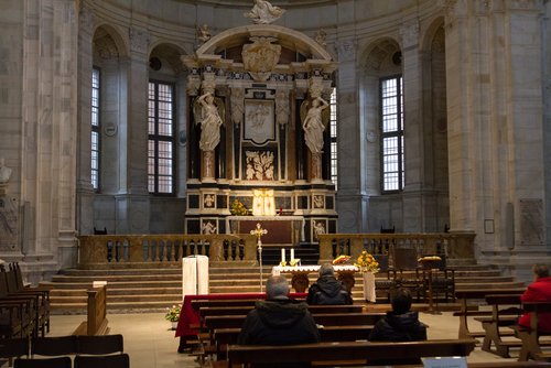 People pray before Mass at Pavia Cathedral in Italy, November 11, 2017. (Adam Jan Figel / Shutterstock)