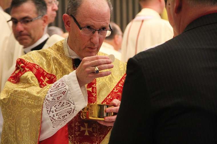 Bishop Conley distributes Communion during his Mass of Installation as Bishop of Lincoln, Nov. 20, 2012. (Seth DeMoor/CNA)