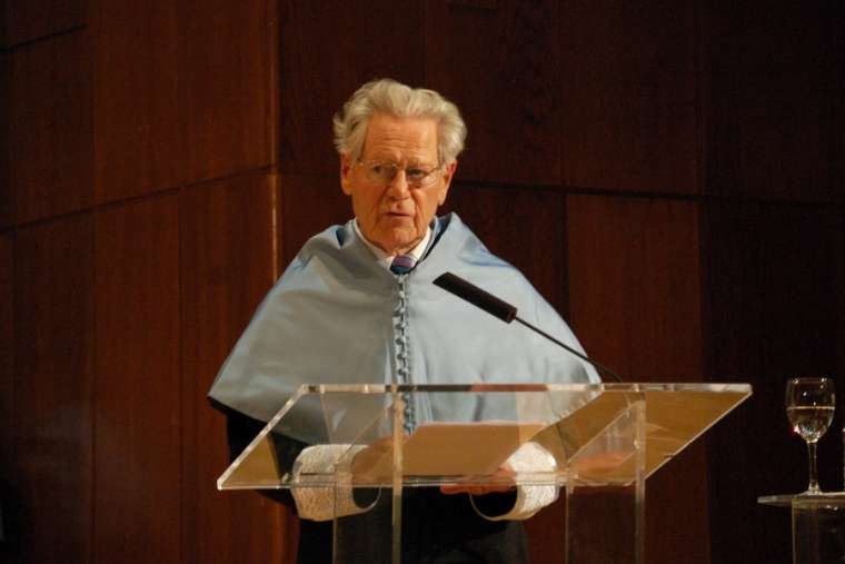 Hans Küng receives an honorary degree from the National University of Distance Education in Madrid, Spain, Jan. 27, 2011. (UNED via CNA)