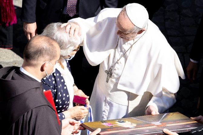 Pope Francis blesses Auschwitz survivor Lidia Maksymowicz in the San Damaso Courtyard of the Apostolic Palace, May 26, 2021. (Daniel Ibáñez/CNA)