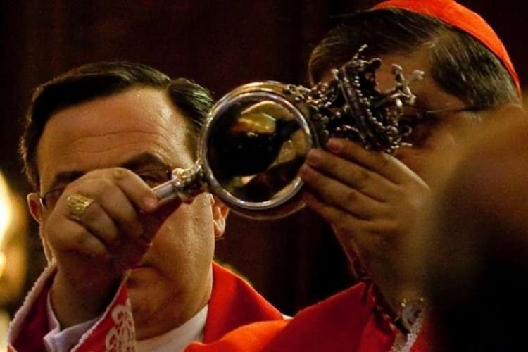 Cardinal Crescenzio Sepe views the reliquary with the blood of St. Januarius in 2009. (Paola Migni via Flickr, CC BY 2.0)