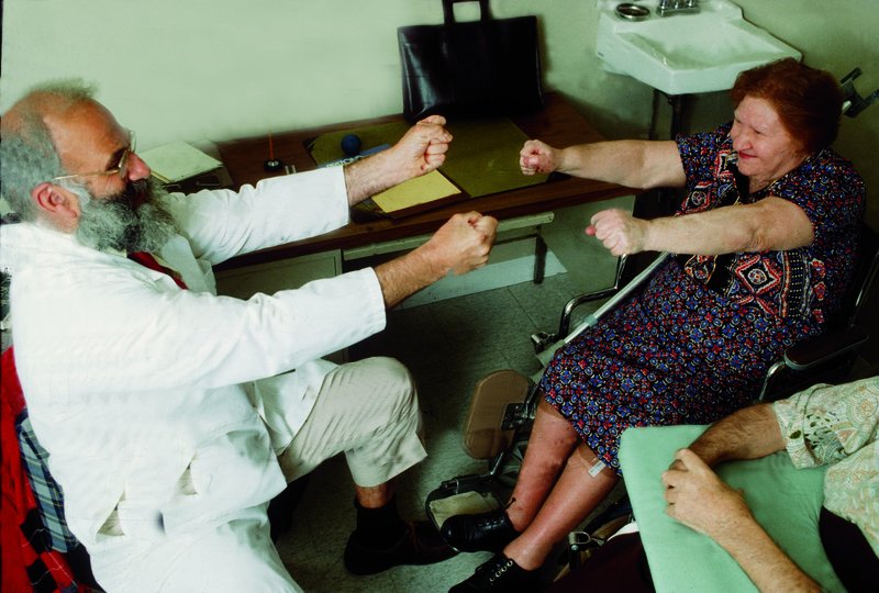 Oliver Sacks with a patient at New York's Beth Abraham Hospital. (Lowell Handler)